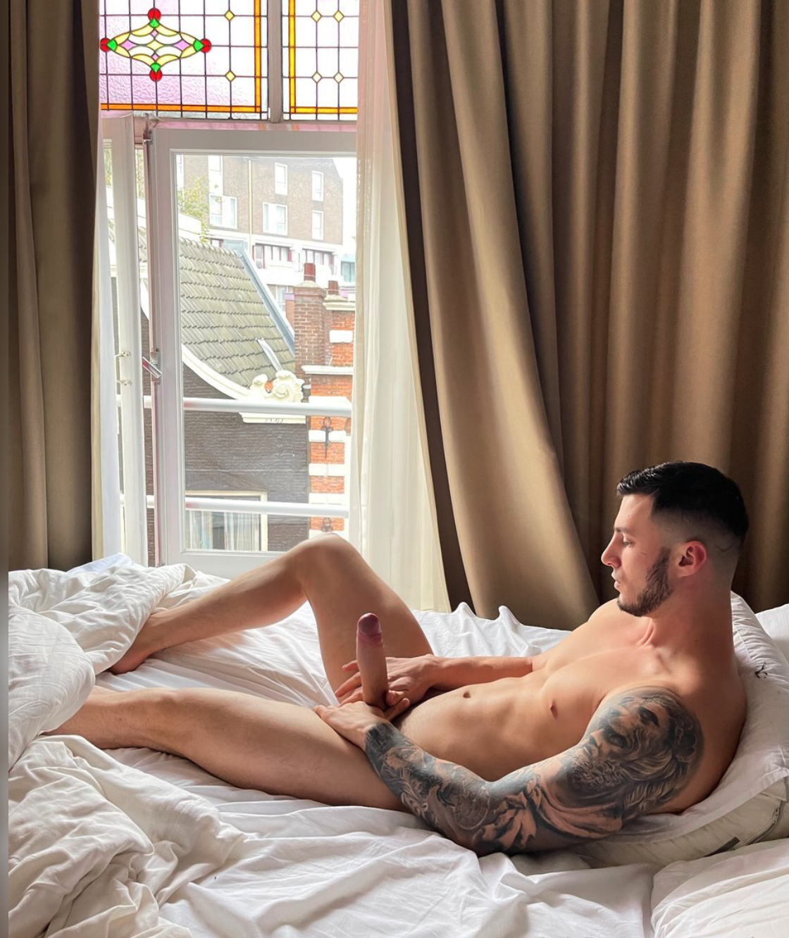 Exposed гей онлифанс Max Barz nude ass
3