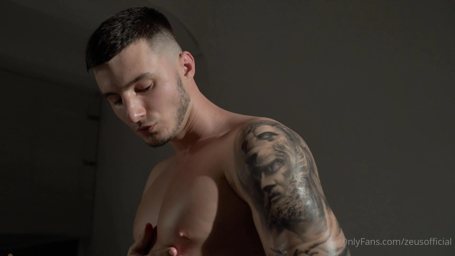 Exposed гей онлифанс max_barz clips
1