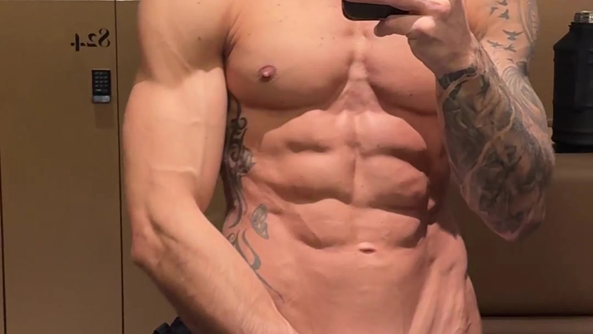 Exposed muscular sculpted Roberto Gatto nudes free
3