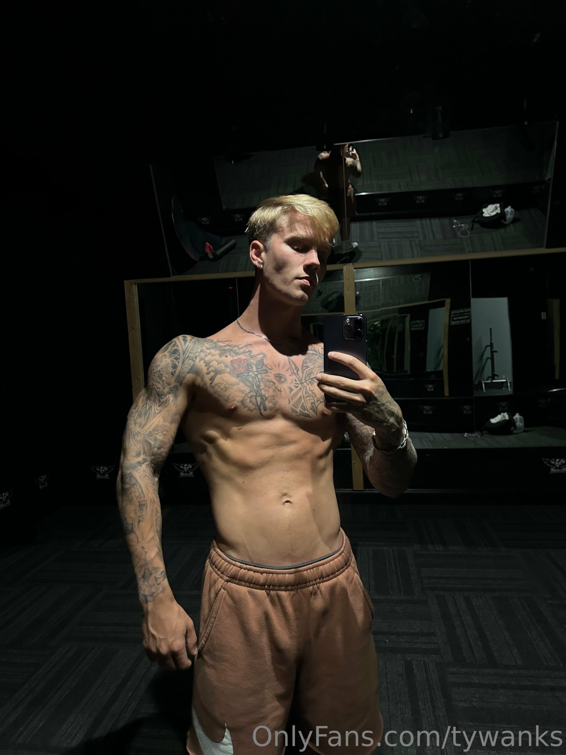 hoe jerking off sensual troytempts reddit
0