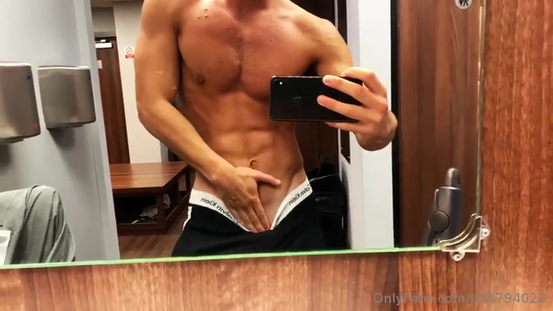 homoerotic cum-worthy handsomebuck of Epic
1