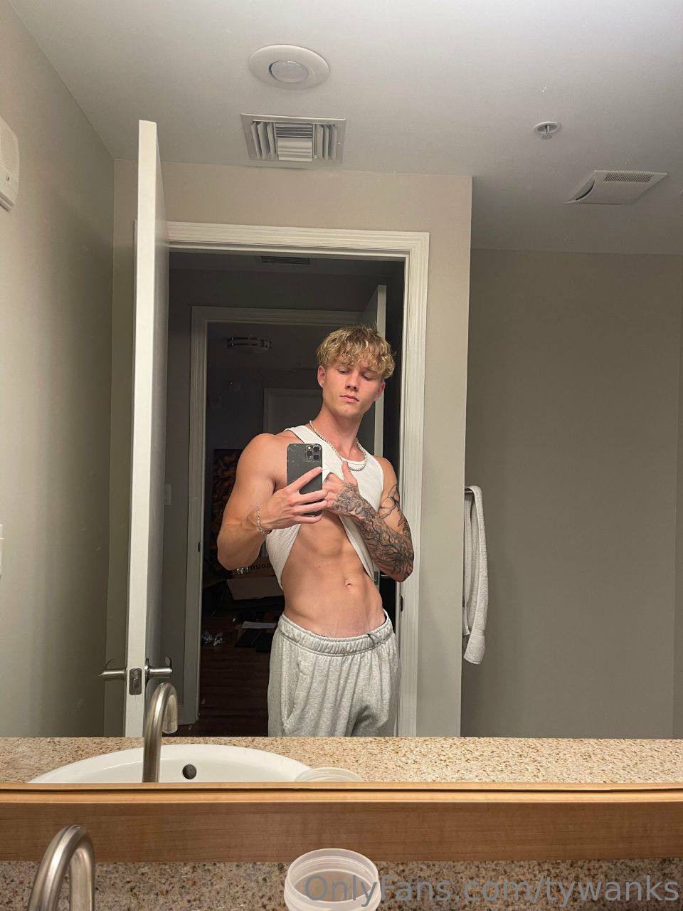 homoerotic jock Tyler Pauley nude Vid
0