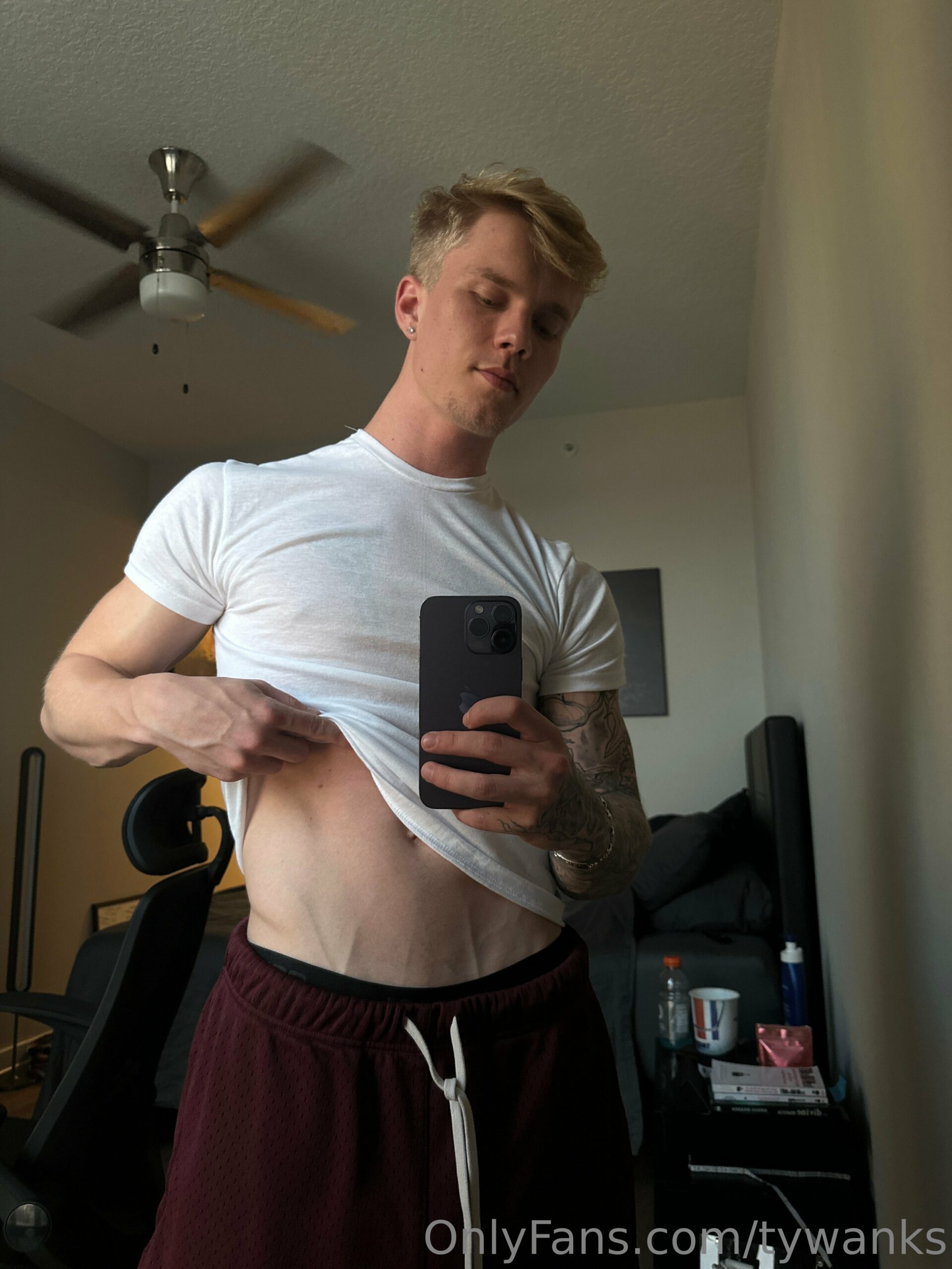 hottie sensual troytempts onlyfans nudes
0