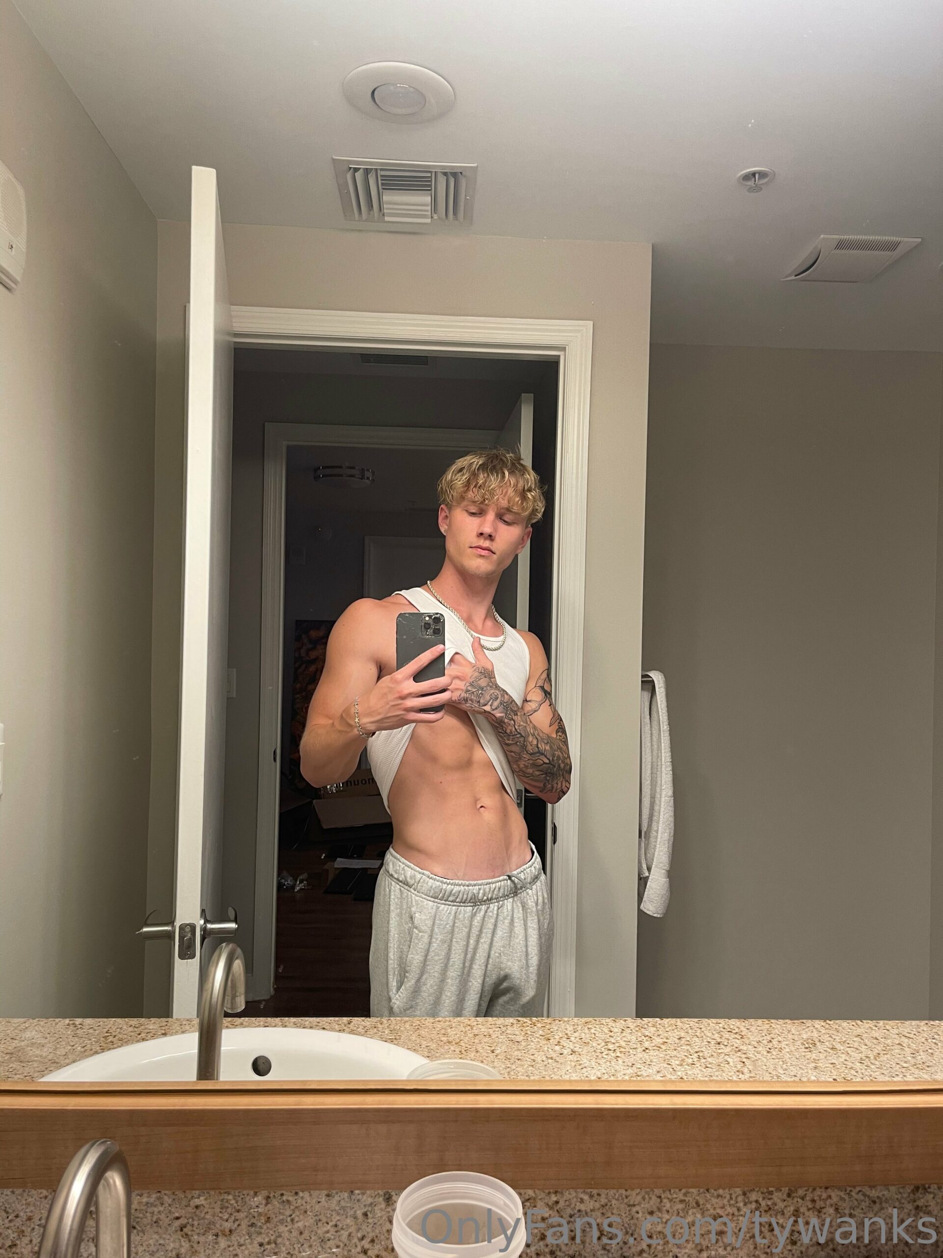 jock tywanks sexy pic
1