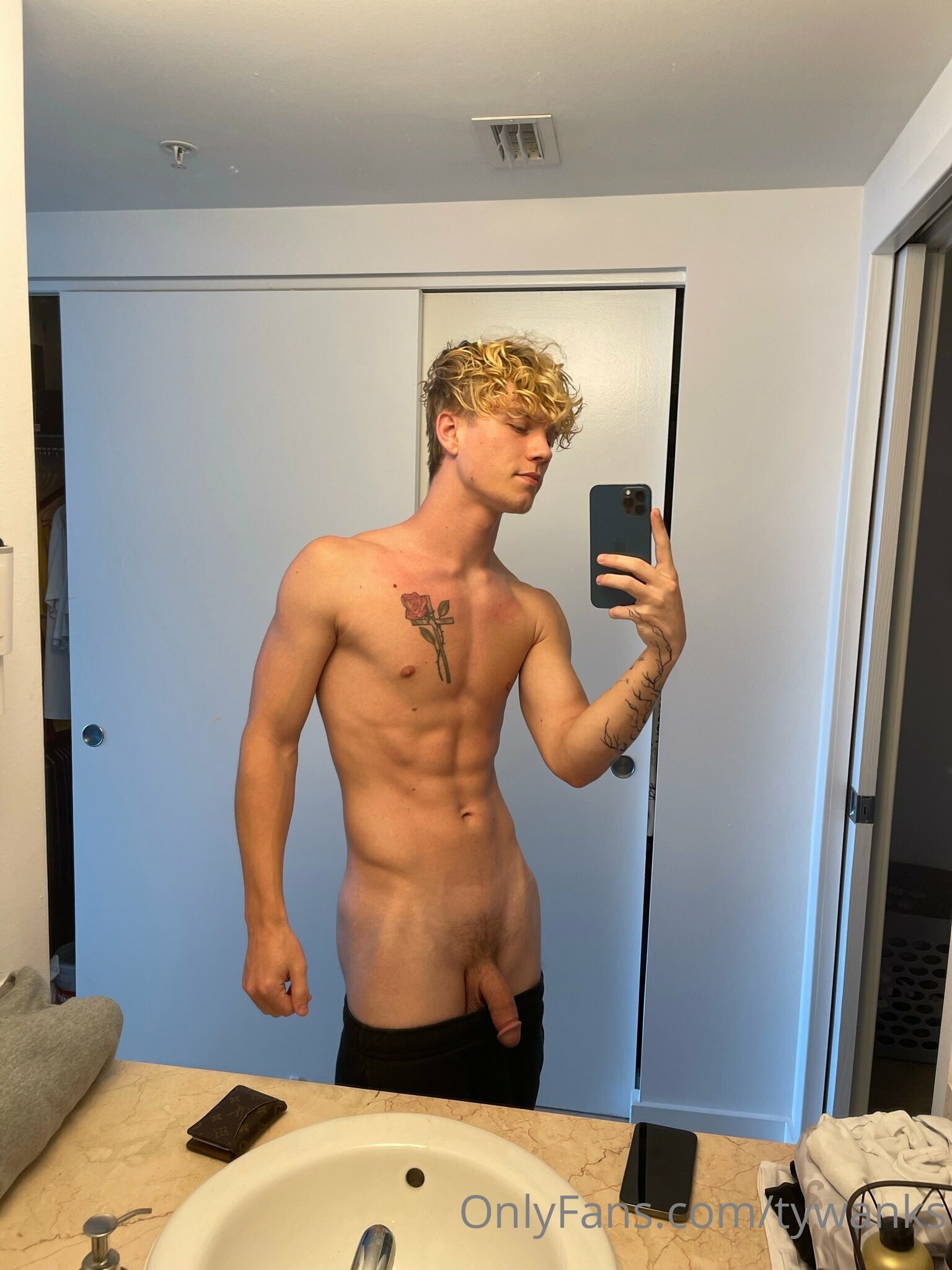 muscled sensual Tyler Pauley o n l y f a n s
1
