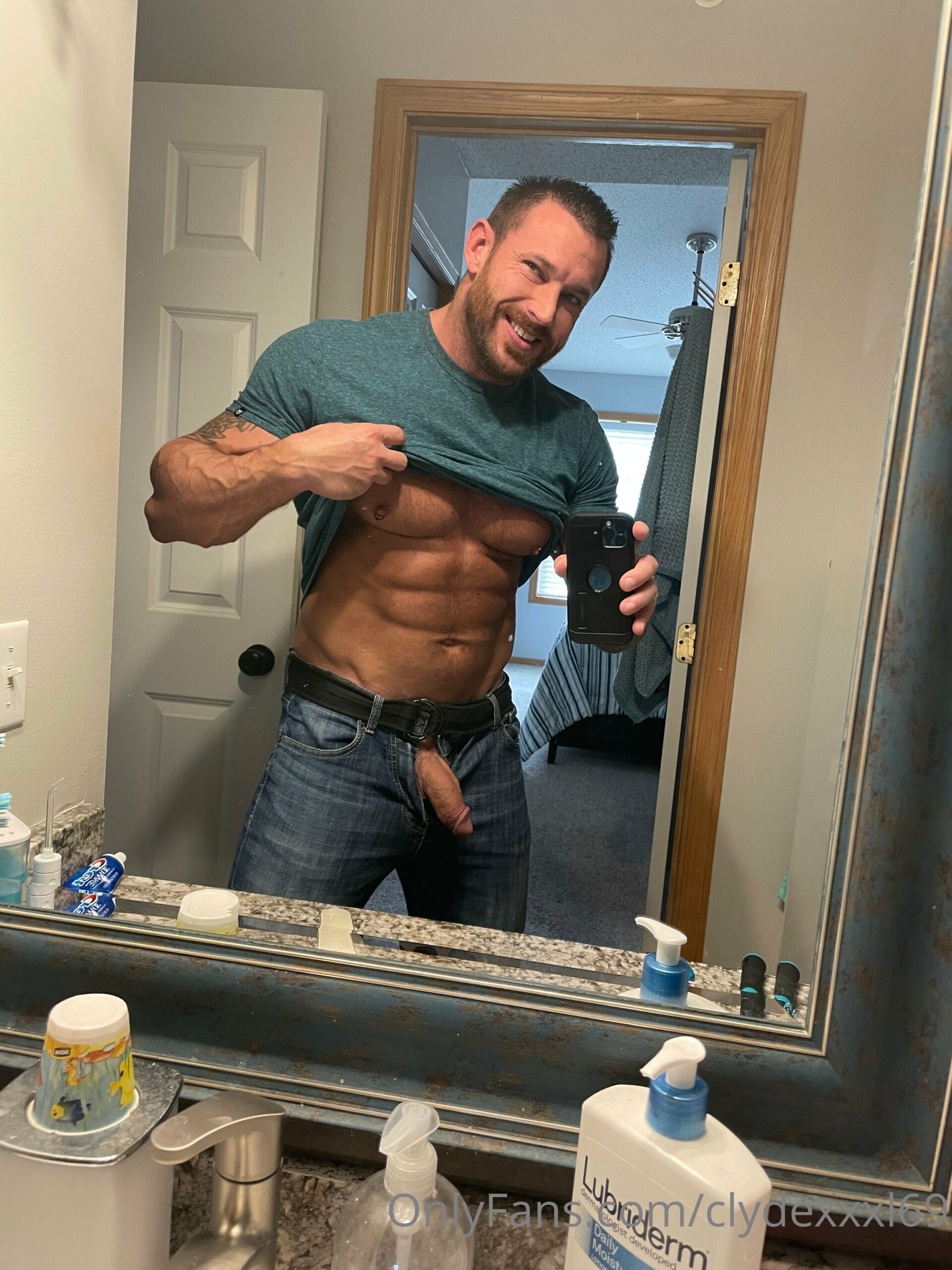 muscular bodybuilder clydexxxl69 ass PRIVATE
1