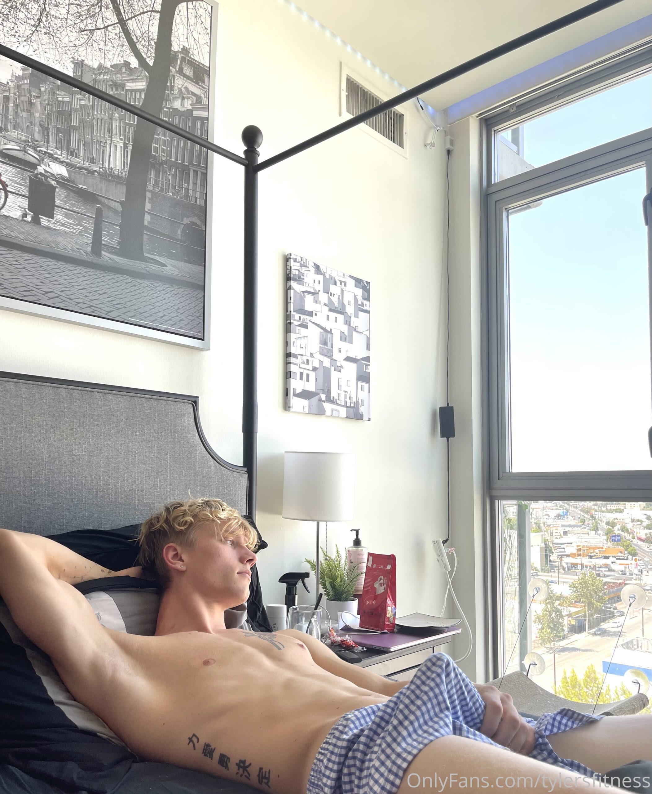 Self-assured jock troytempts o n l y f a n s
1