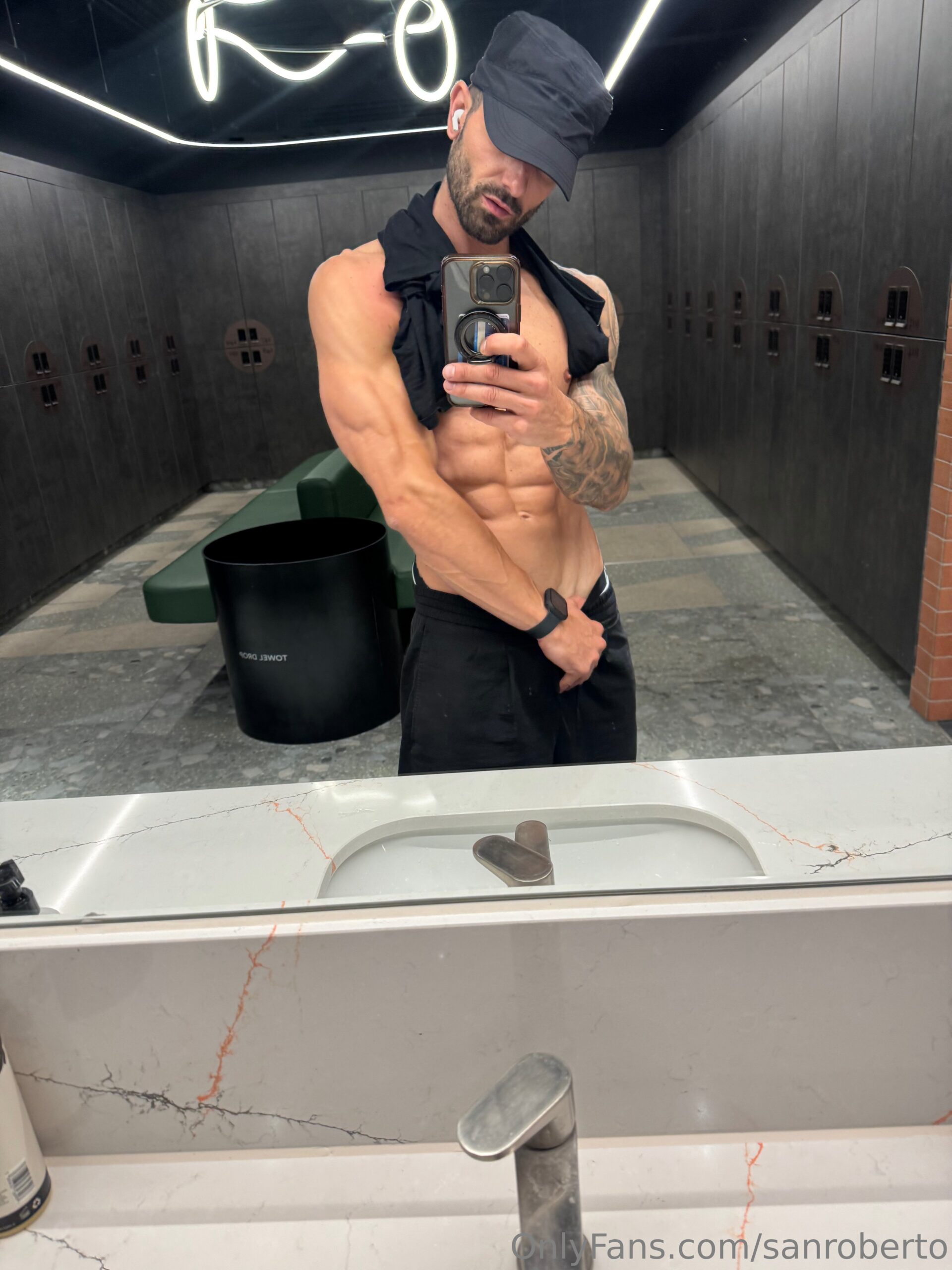 Sensational  man bitch muscle god Roberto Gatto masturbating
0