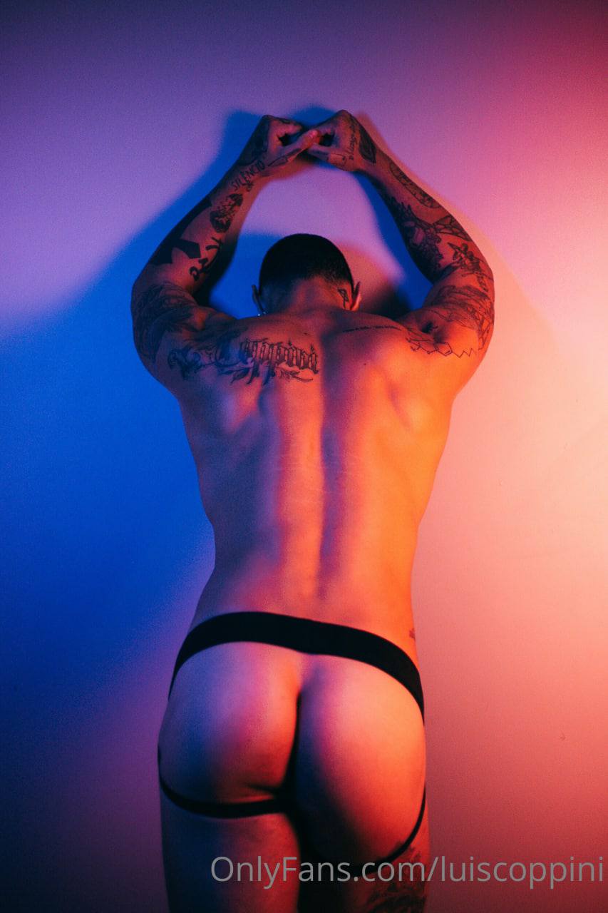 Sensual Luis Coppini nude
0