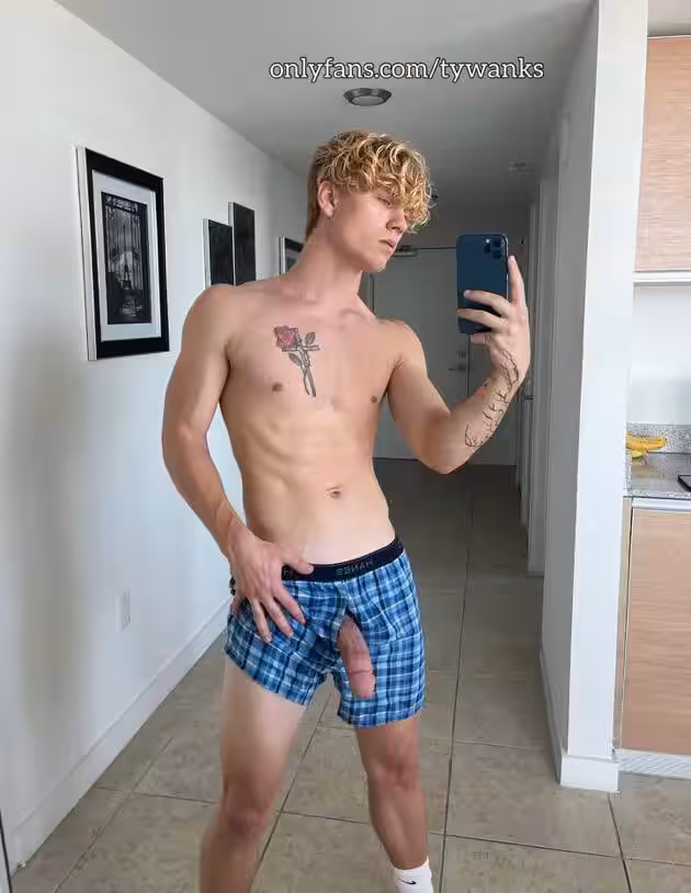 sexy jock Tyler Pauley nude
2