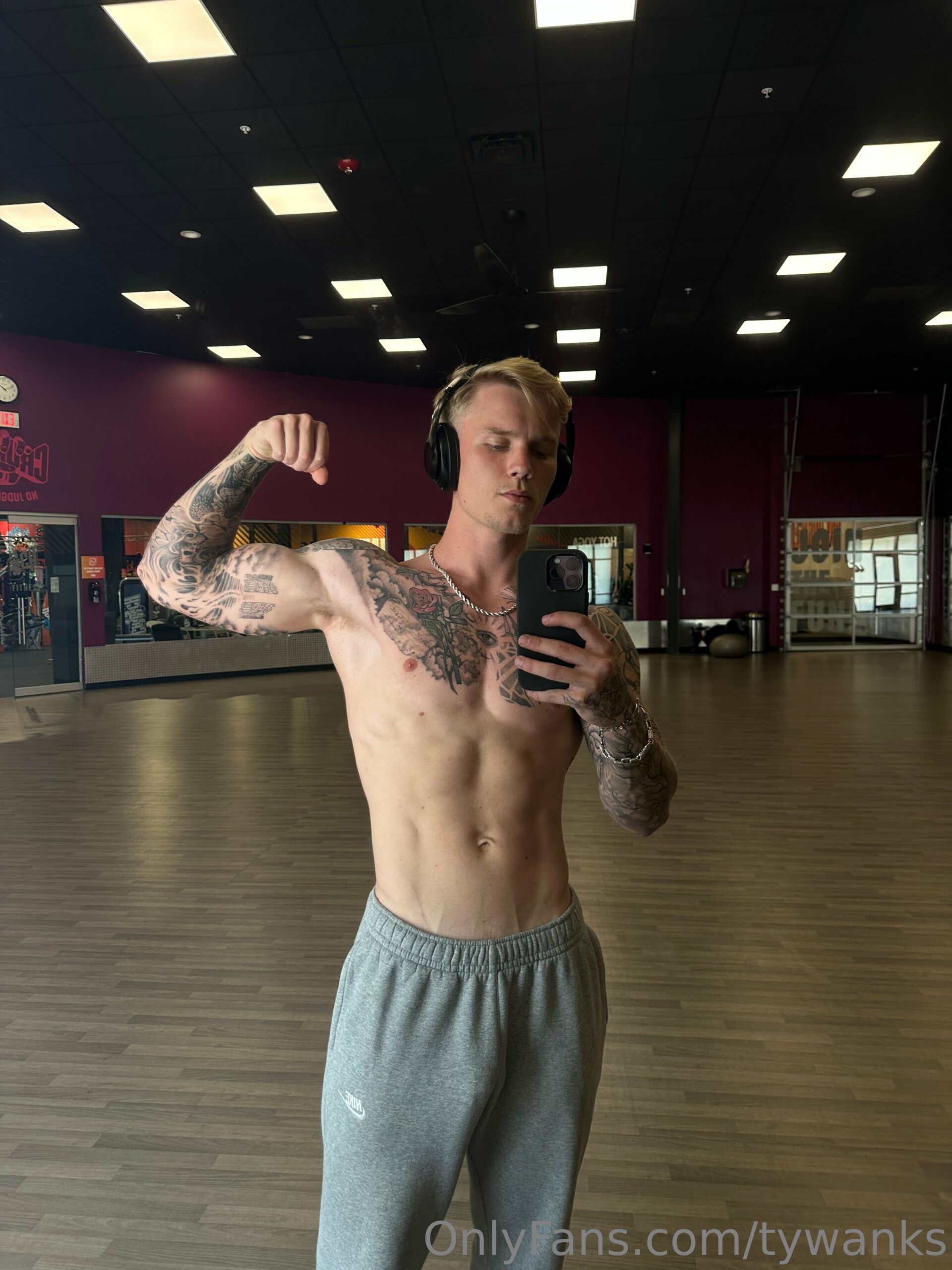 sexy slut sensual troytempts  huge pecs PRIVATE Exposed
0