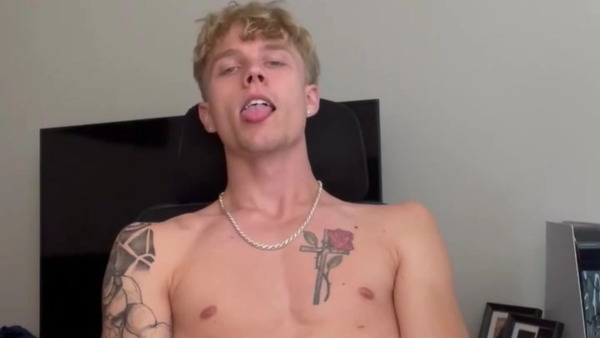 Shrewd Mischievous troytempts cock Exposed
5