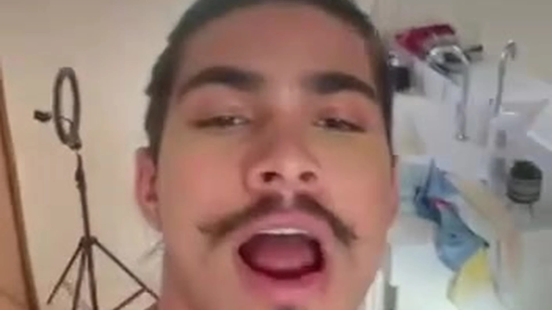 shy brasileiro PAULO VICTOR MELO nudes
2