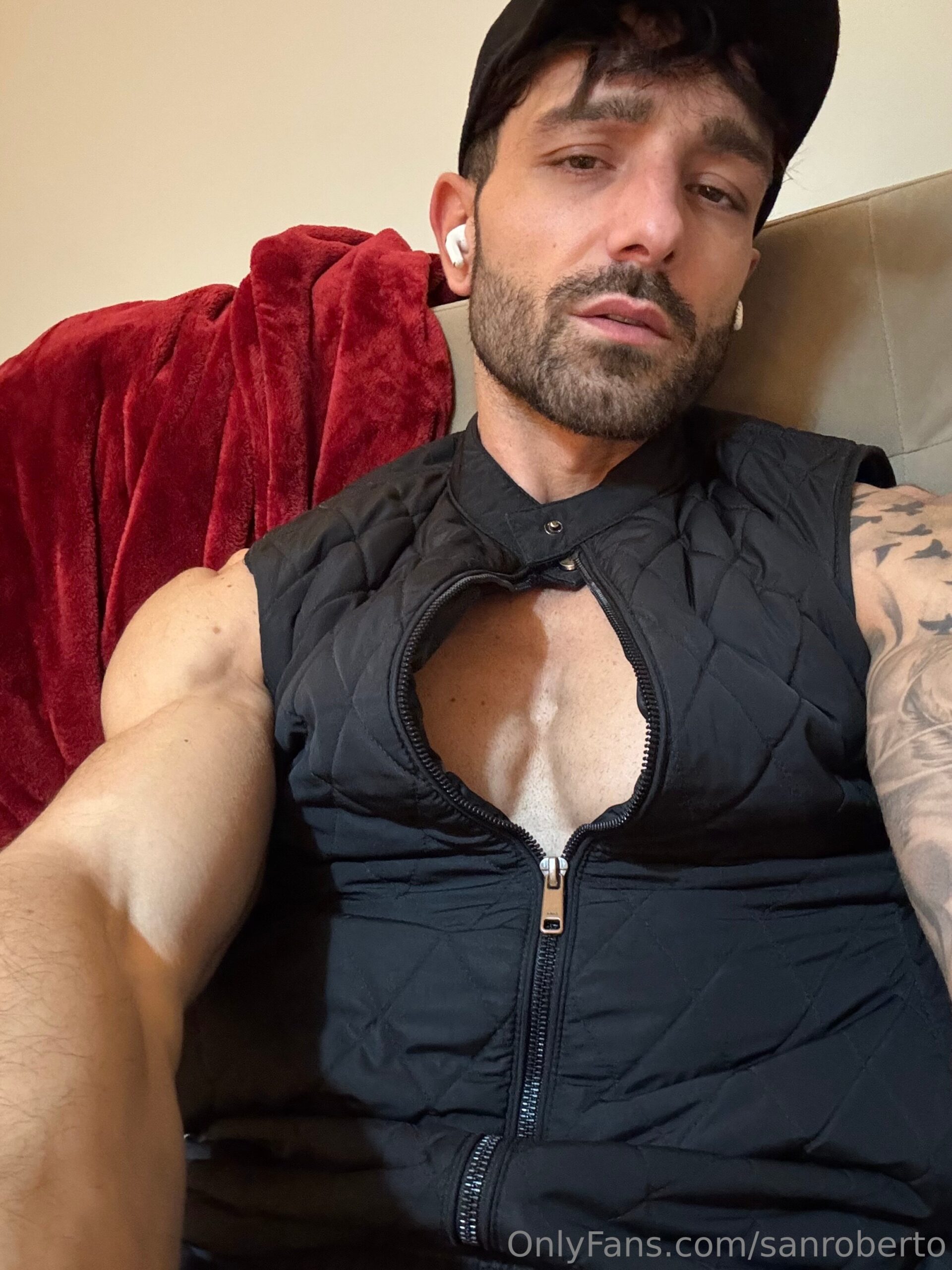 Steadfast jerking off muscle god sanrob bussy
3