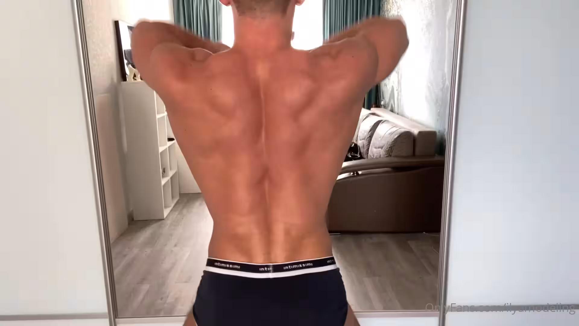 стройный MuscularFriend naked
0