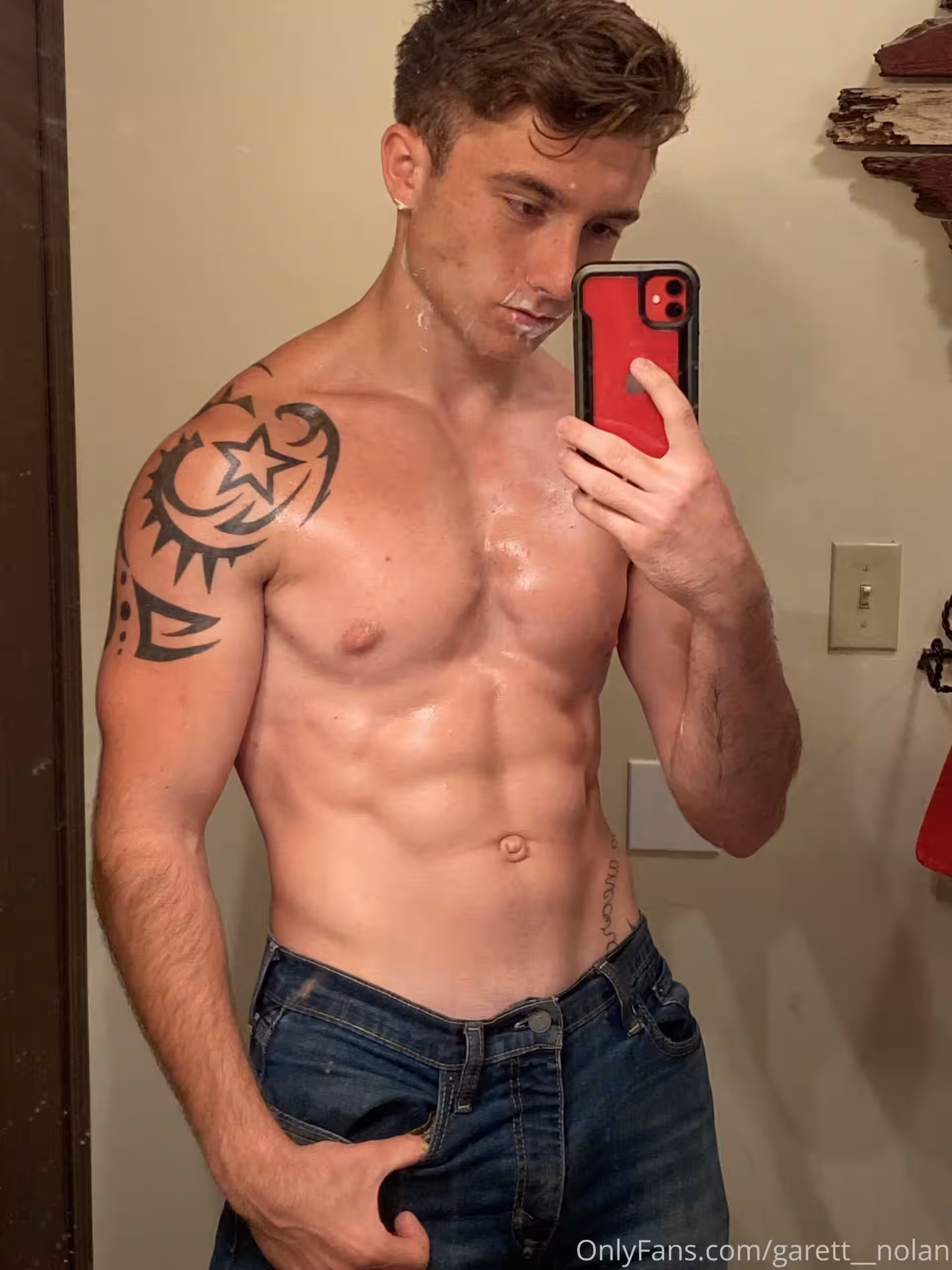 TIKTOK STAR garett__nolan male thot
0