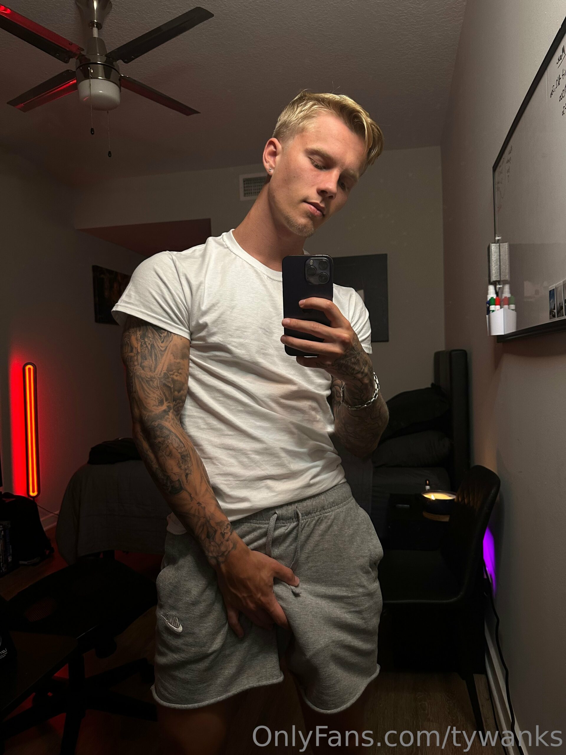 twinkish tywanks big pecs Exposed
0