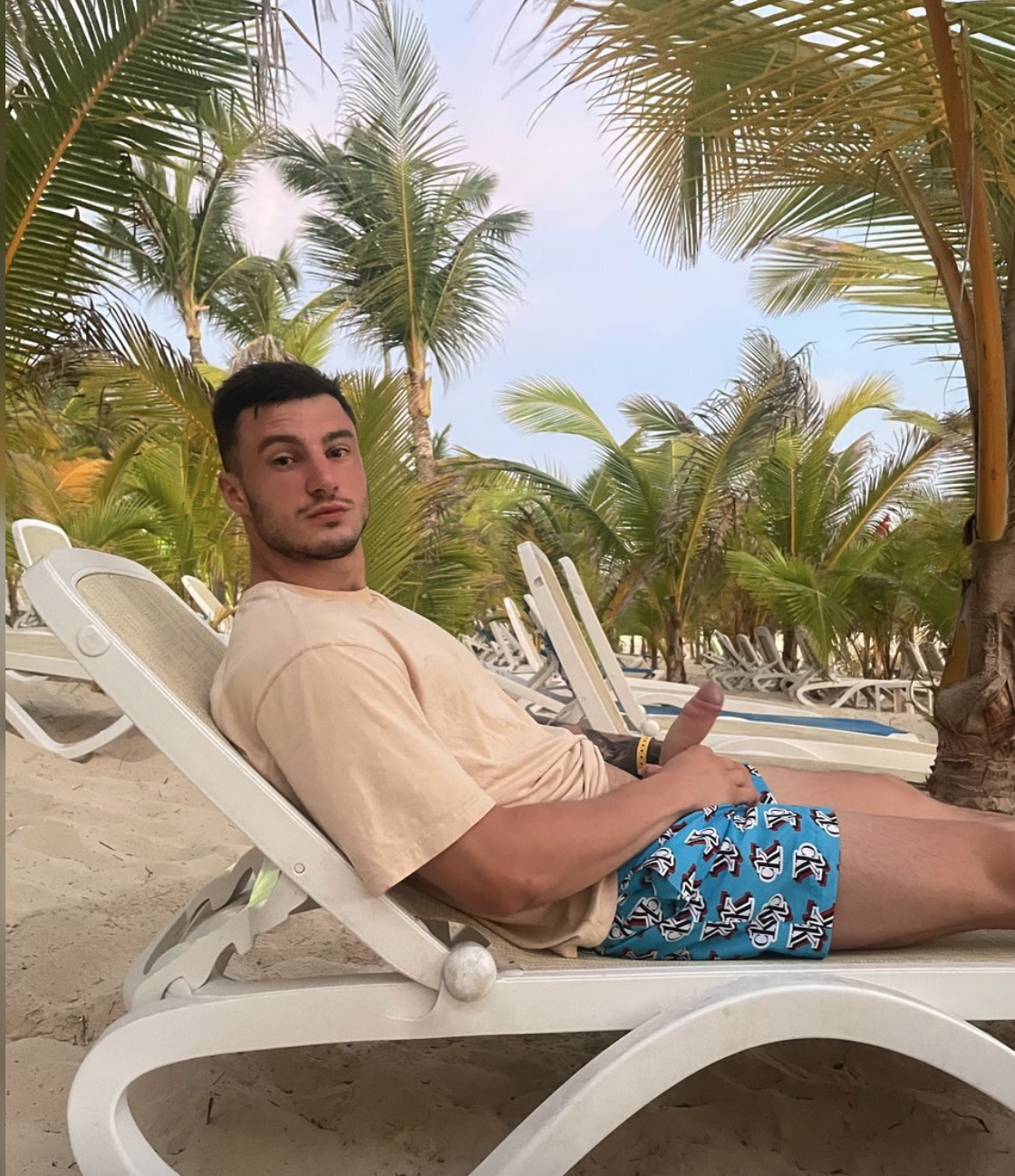 український гей max_barz huge pecs Sensational
3